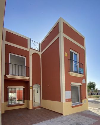 Foto 1 de Venta de casa adosada en Sanlúcar la Mayor de 4 habitaciones con terraza y jardín