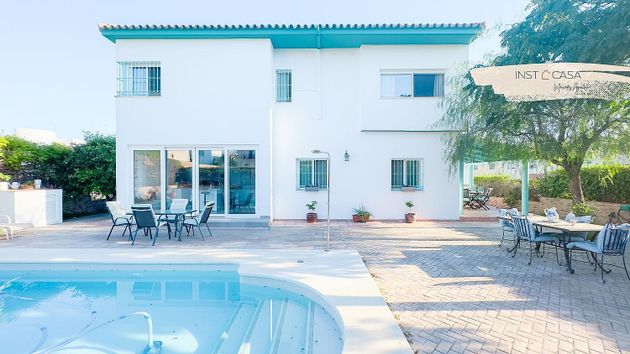 Foto 1 de Chalet en venta en Valencina de la Concepción de 4 habitaciones con terraza y piscina