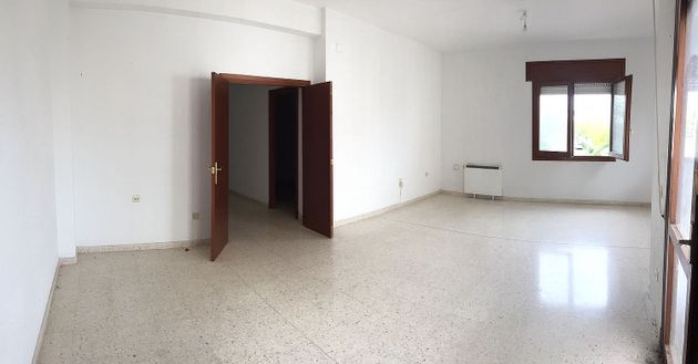Foto 1 de Venta de piso en Brozas de 4 habitaciones con muebles y calefacción