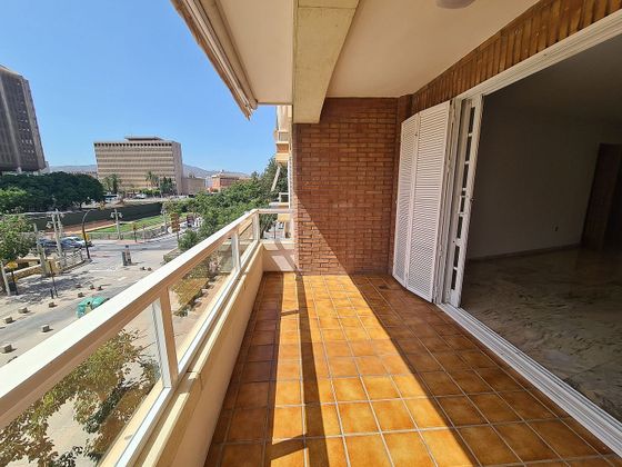 Foto 1 de Piso en alquiler en Ensanche Centro - Puerto de 4 habitaciones con terraza y garaje