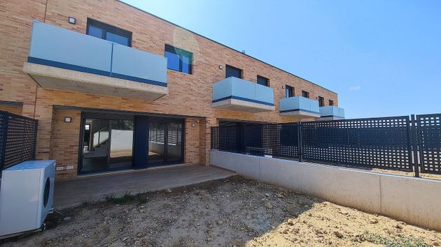 Foto 2 de Casa adossada en venda a calle San Martin de 3 habitacions amb terrassa i piscina