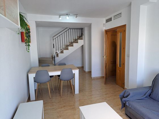 Foto 2 de Àtic en lloguer a calle Calvario de 3 habitacions amb terrassa i mobles