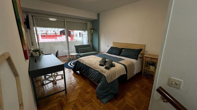Foto 2 de Estudi en lloguer a calle De Urzaiz amb terrassa i mobles