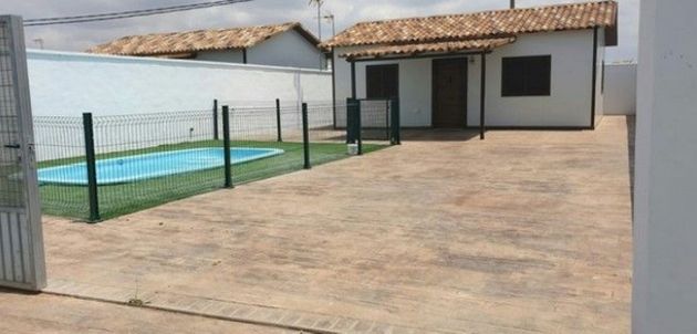 Foto 1 de Chalet en alquiler en calle "Las Parcelas" de 2 habitaciones con terraza y piscina