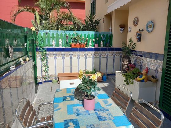 Foto 1 de Venta de casa adosada en calle Secundino Delgado de 3 habitaciones con terraza y balcón