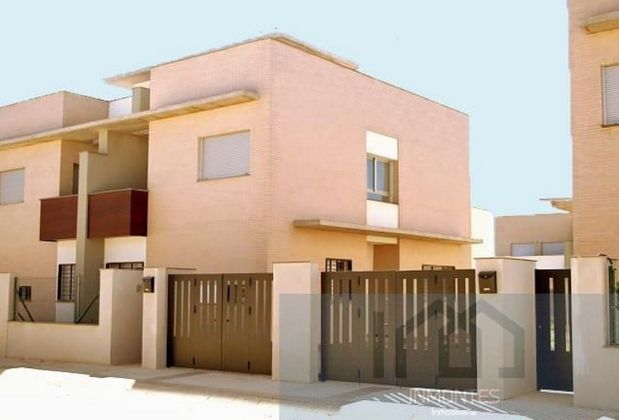 Foto 1 de Casa en venda a calle Sierra Norte de 4 habitacions amb garatge i balcó