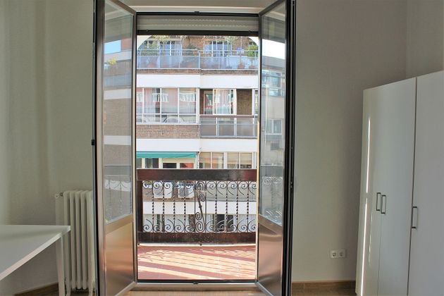 Foto 1 de Piso en alquiler en calle Blasco de Garay de 4 habitaciones con muebles y balcón