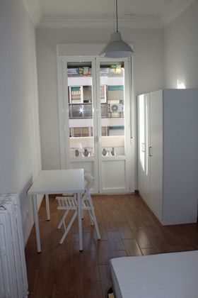 Foto 2 de Piso en alquiler en calle Blasco de Garay de 4 habitaciones con muebles y balcón