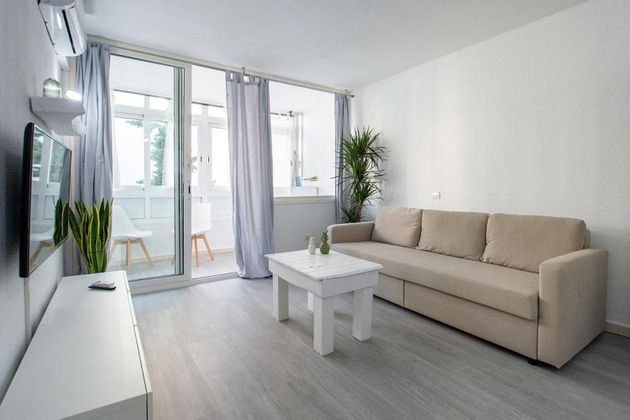 Foto 1 de Piso en alquiler en avenida Pedro Matutes Noguera de 1 habitación con terraza y muebles