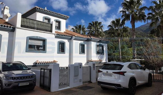 Foto 1 de Casa adossada en venda a Alhaurín el Grande de 4 habitacions amb terrassa i piscina