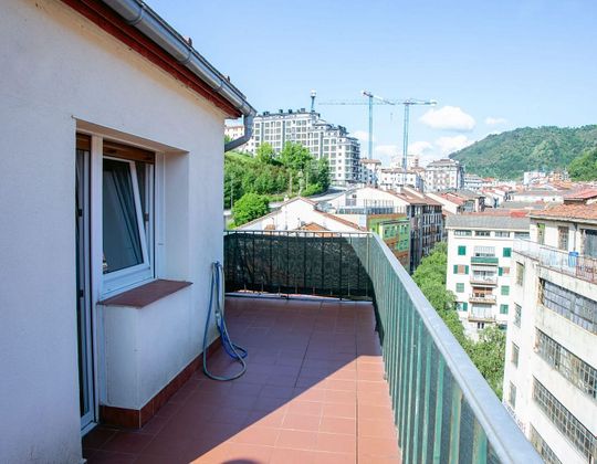 Foto 1 de Dúplex en venda a Eibar de 2 habitacions amb terrassa i ascensor