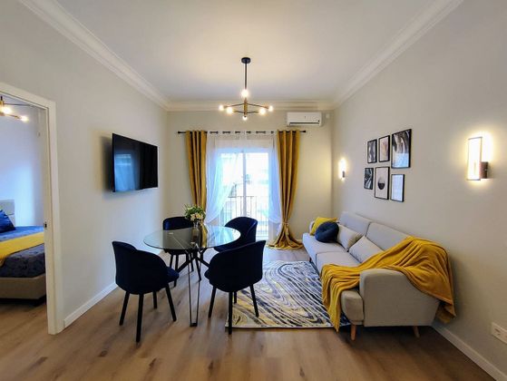 Foto 2 de Pis en lloguer a calle Rodrigo Osona de 3 habitacions amb mobles i balcó