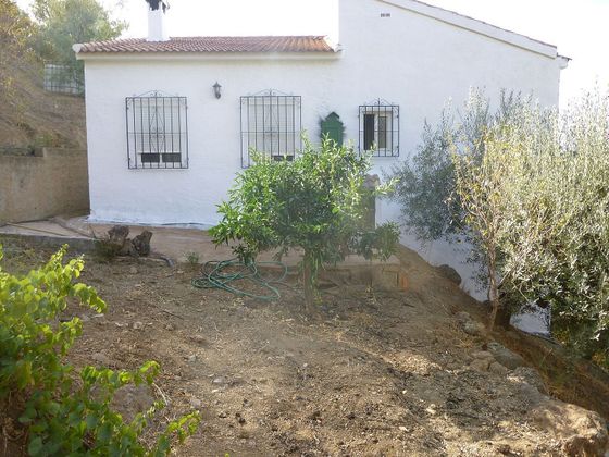 Foto 2 de Venta de casa en Riogordo de 3 habitaciones con terraza y jardín