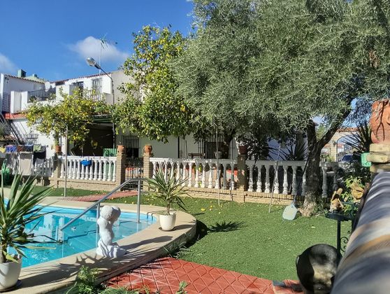 Foto 2 de Venta de chalet en Utrera de 5 habitaciones con piscina y jardín