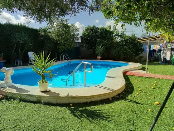 Foto 1 de Venta de chalet en Utrera de 5 habitaciones con piscina y jardín