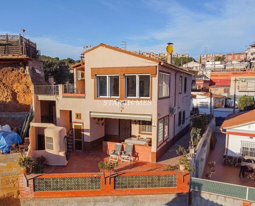 Foto 1 de Chalet en venta en Sant Vicenç dels Horts de 5 habitaciones con terraza y garaje