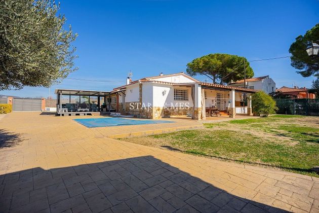 Foto 1 de Chalet en venta en Santa Eulàlia de Ronçana de 4 habitaciones con terraza y piscina