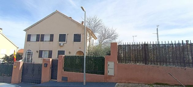 Foto 1 de Casa en venda a calle Granada de 4 habitacions amb terrassa i piscina