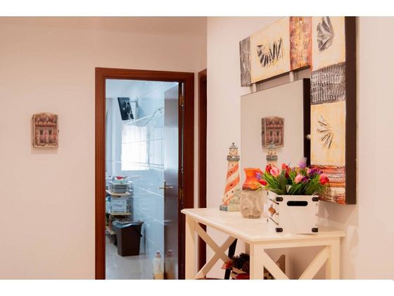 Foto 2 de Pis en venda a calle De Narcís Monturiol de 6 habitacions amb jardí i balcó