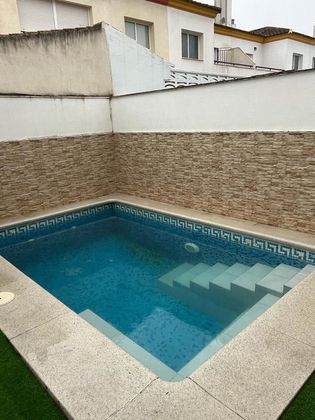 Foto 1 de Venta de casa en Coria del Río de 4 habitaciones con terraza y piscina