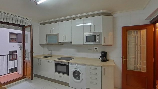 Foto 2 de Piso en venta en Santurtzi de 2 habitaciones con balcón y calefacción