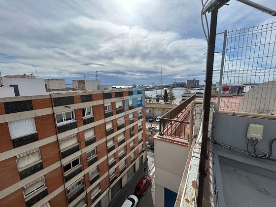Foto 1 de Venta de piso en Barris Marítims de 3 habitaciones con terraza y aire acondicionado