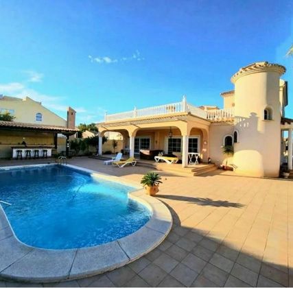 Foto 1 de Xalet en venda a Playa Flamenca - Punta Prima de 4 habitacions amb terrassa i piscina