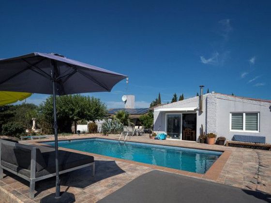 Foto 2 de Casa en venda a Pedret i Marzà de 4 habitacions amb terrassa i piscina