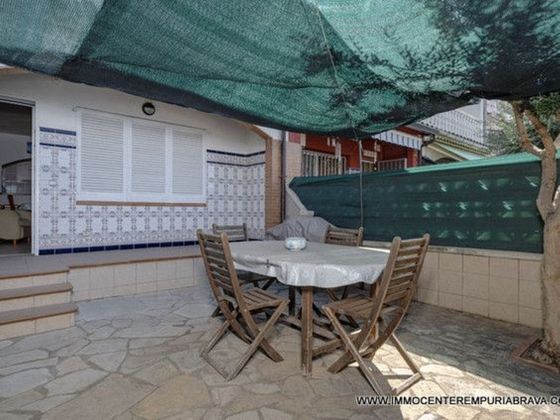 Foto 1 de Venta de casa en Empuriabrava de 2 habitaciones con terraza y garaje