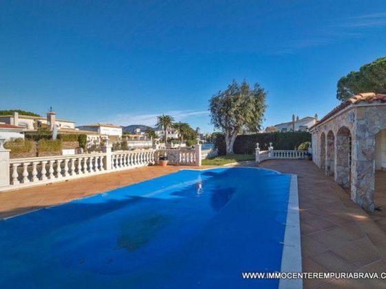 Foto 2 de Casa en venda a Empuriabrava de 4 habitacions amb terrassa i piscina