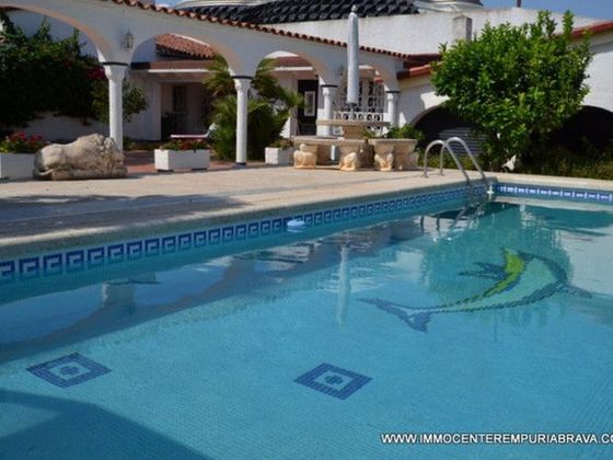 Foto 2 de Casa en venda a Empuriabrava de 6 habitacions amb piscina i garatge