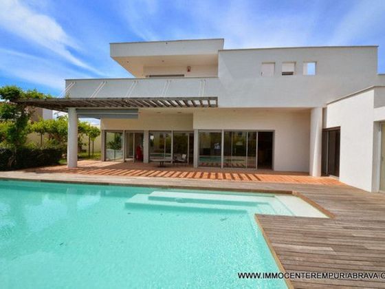 Foto 1 de Casa en venda a Empuriabrava de 5 habitacions amb piscina i jardí