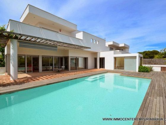 Foto 2 de Casa en venda a Empuriabrava de 5 habitacions amb piscina i jardí