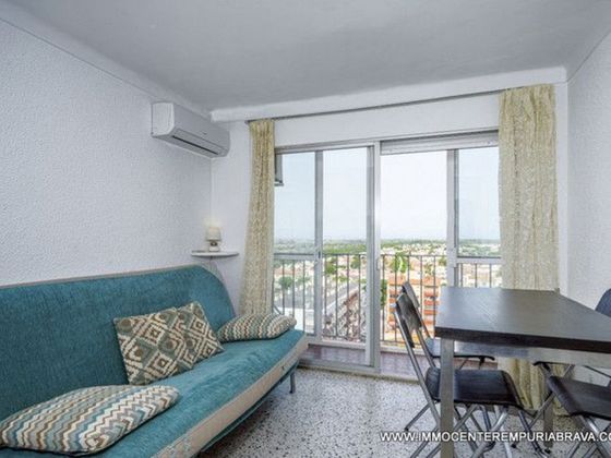 Foto 2 de Venta de piso en Empuriabrava de 2 habitaciones con terraza y aire acondicionado