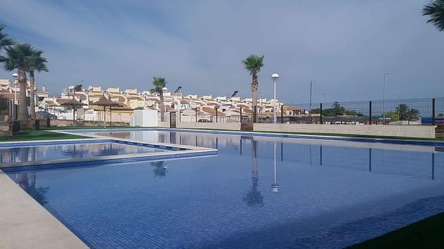 Foto 2 de Dúplex en venta en avenida De Torrevieja de 3 habitaciones con terraza y piscina