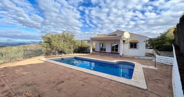 Foto 1 de Chalet en venta en Alcaucín de 4 habitaciones con terraza y piscina