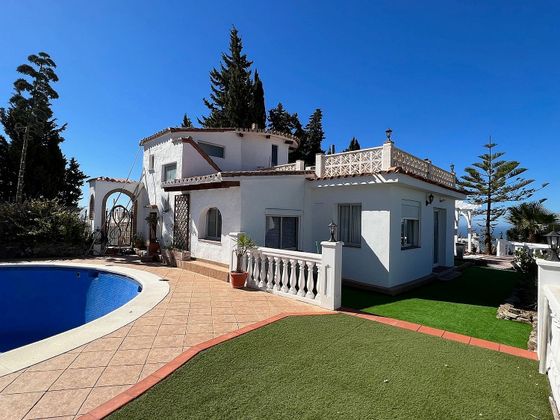 Foto 1 de Venta de chalet en Algarrobo de 4 habitaciones con terraza y piscina
