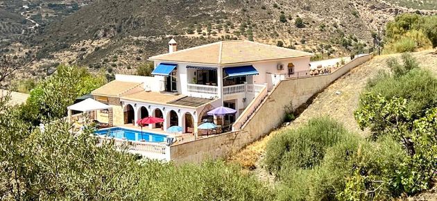 Foto 1 de Chalet en venta en Alcaucín de 5 habitaciones con terraza y piscina