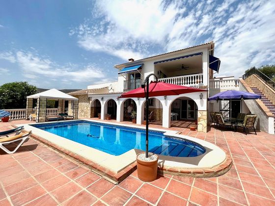 Foto 2 de Chalet en venta en Alcaucín de 5 habitaciones con terraza y piscina