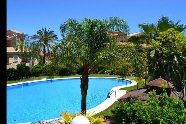 Foto 2 de Venta de casa en Puerto de la Duquesa de 3 habitaciones con terraza y piscina