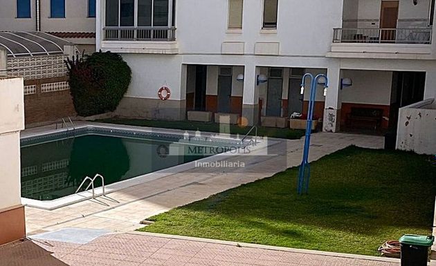 Foto 1 de Alquiler de piso en Zona Playa de 4 habitaciones con terraza y piscina