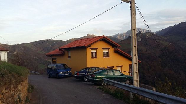 Foto 2 de Xalet en venda a Onís de 6 habitacions amb terrassa i garatge