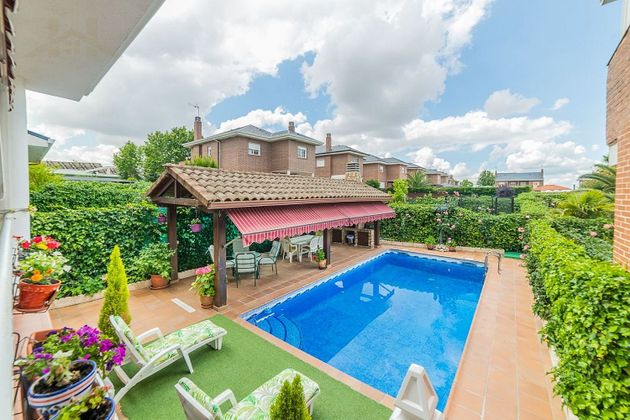 Foto 1 de Casa adossada en venda a calle Ruiseñor de 4 habitacions amb terrassa i piscina