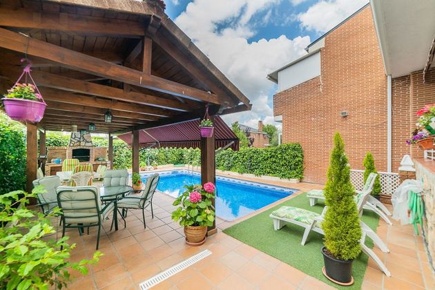 Foto 2 de Casa adossada en venda a calle Ruiseñor de 4 habitacions amb terrassa i piscina