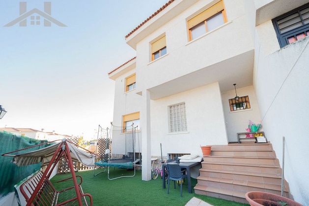 Foto 2 de Casa en venda a calle La Cruz de la Sangre de 4 habitacions amb terrassa i jardí