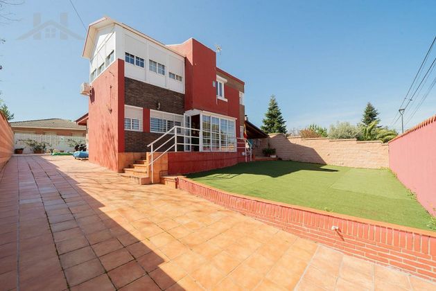 Foto 1 de Chalet en venta en Sevilla la Nueva de 4 habitaciones con piscina y jardín
