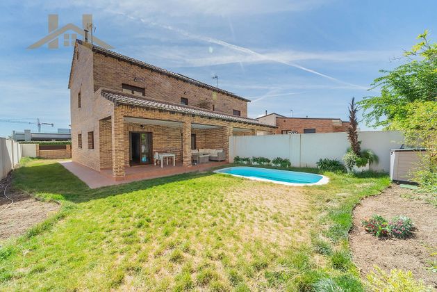 Foto 1 de Casa en venta en Villanueva de la Cañada de 4 habitaciones con terraza y piscina