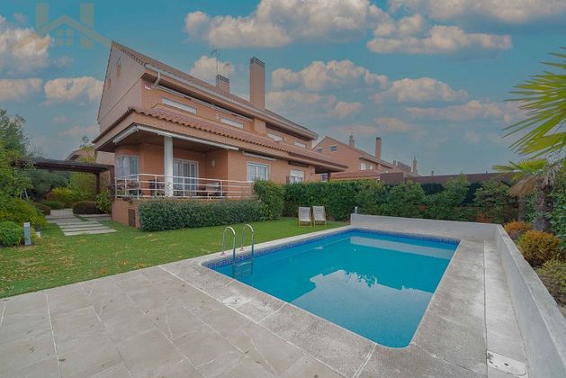 Foto 1 de Casa en venda a Villanueva de la Cañada de 4 habitacions amb terrassa i piscina