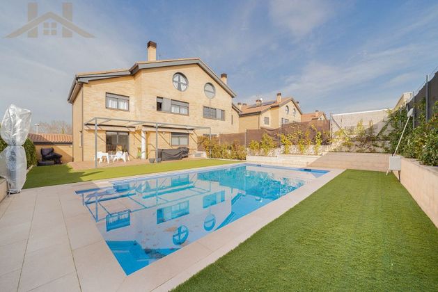 Foto 2 de Casa en venda a Villanueva de la Cañada de 5 habitacions amb terrassa i piscina