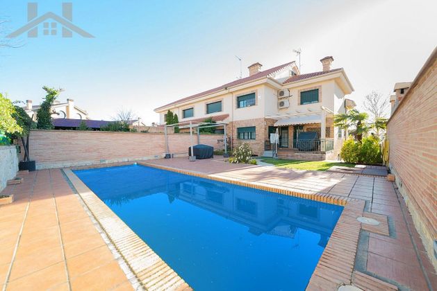 Foto 1 de Casa en venta en Villanueva de la Cañada de 5 habitaciones con terraza y piscina